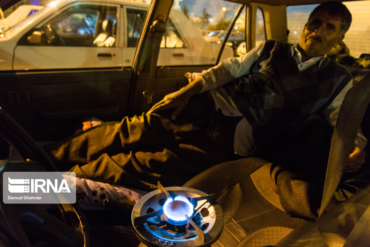 خواب زمستانی رانندگان تاکسی‌های اینترنتی در تهران + عکس