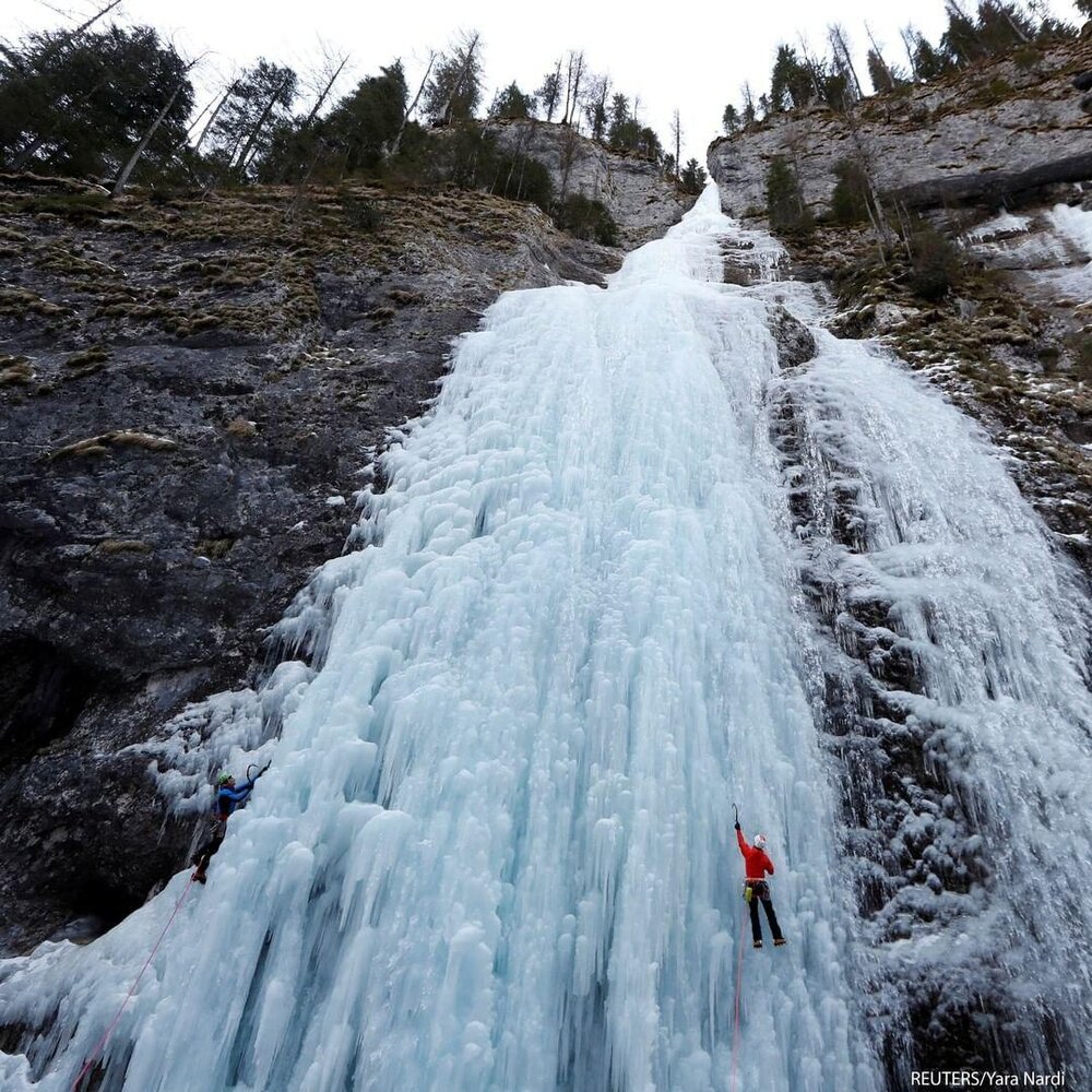 صعود از آبشار یخ زده در کوه های آلپ + عکس