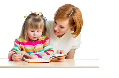 خواندن کتاب برای کودک توسط مادرش