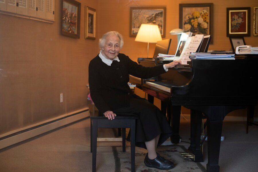 کرونا حریف پیانیست زن ۹۲ ساله نشد/ عکس