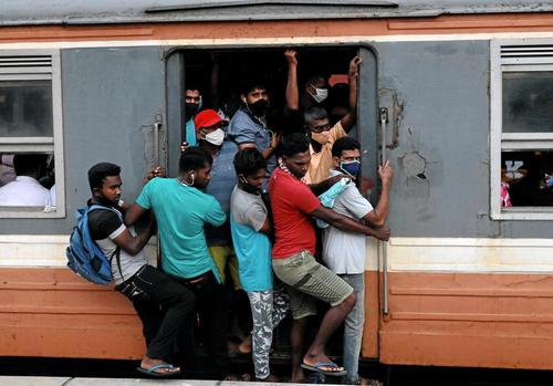 وضعیت ازدحام مسافران قطار شهری در شهر 