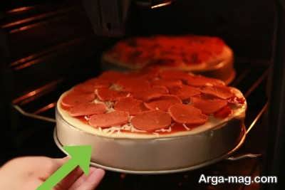 قرار دادن پیتزا درون فر 