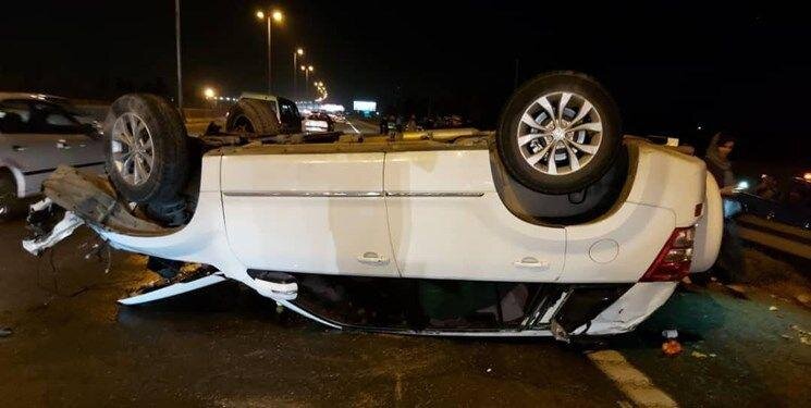 واژگون شدن خودرو سوزوکی در اتوبان تهران - قم + ‌عکس
