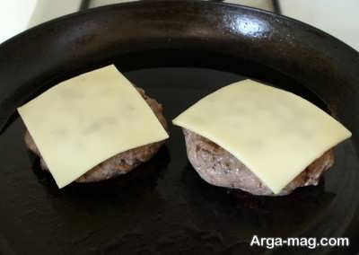 سرخ کردن مخلوط گوشتی با پنیر 