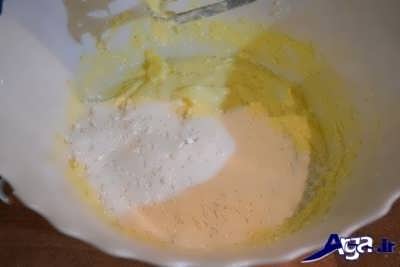 اضافه کردن آرد به مخلوط تخم مرغ و شکر 