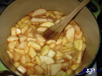 پختن سیب خرد شده در درون قابلمه 