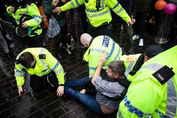 برخورد پلیس با معترضان به محدودیت های کرونایی در انگلیس
