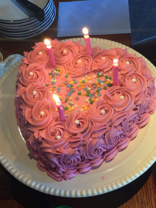 کیک تولد قلبی صورتی خامه ای