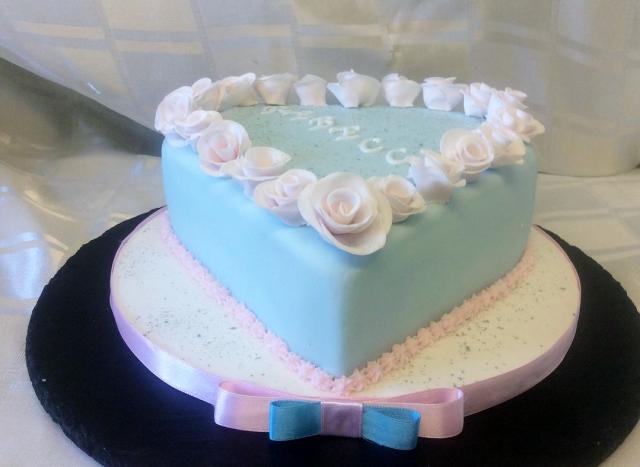 کیک تولد قلب آبی با گل سفید