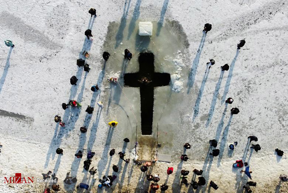 غسل تعمید مسیحیان در آب سرد دریاچه یخ زده + عکس