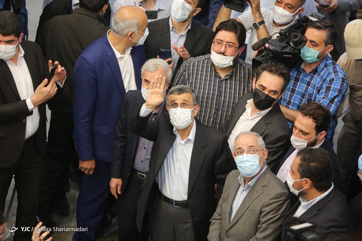 حواشی حضور احمدی نژاد در ستاد انتخابات کشور + عکس