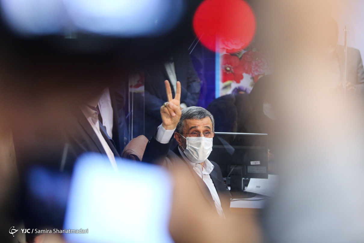 حواشی حضور احمدی نژاد در ستاد انتخابات کشور + عکس