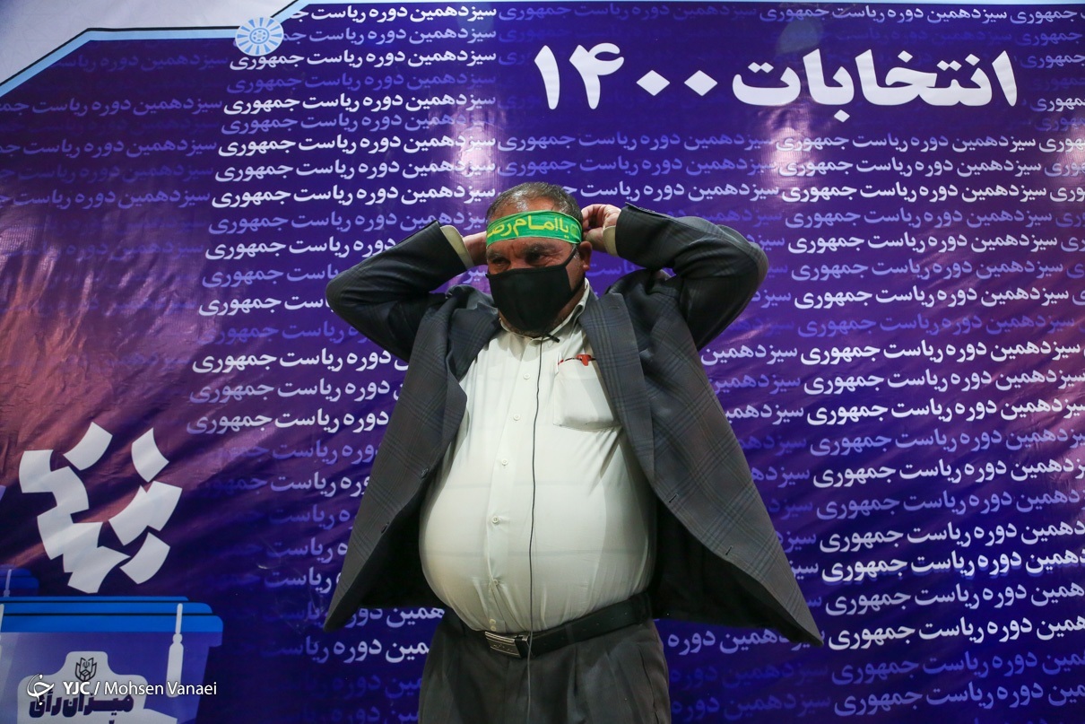 داوطلبی با سربند امام رضا (ع) در ستاد انتخابات + عکس