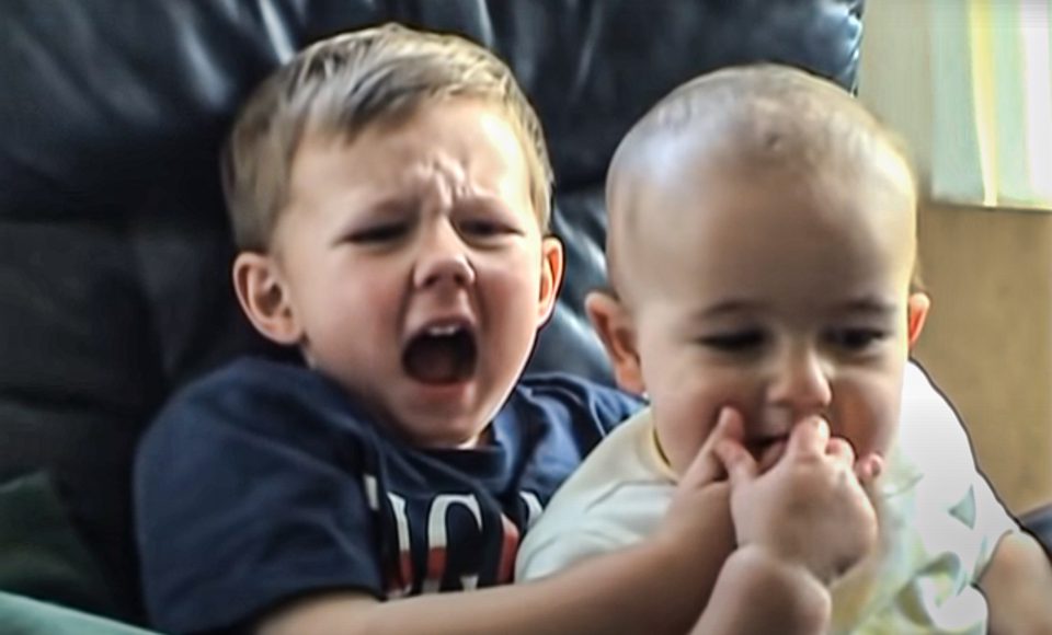 به عنوان یکی از بهترین ویدیوهایی که میلیون ها بار دیده شد، ویدیو «چارلی انگشتمو گاز گرفت» (Charlie Bit My Finger) بخشی از تاریخ یوتیوب است.