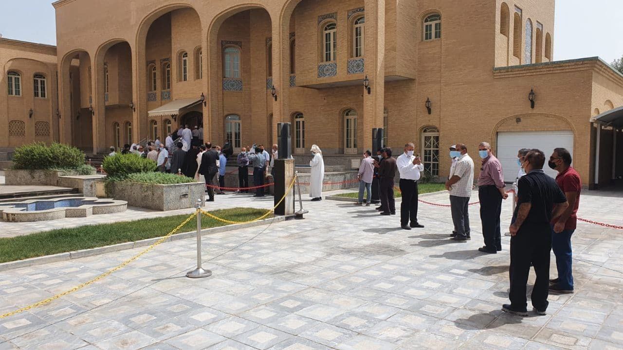 صف رای ایرانیان مقیم کویت در گرمای شدید هوا + عکس