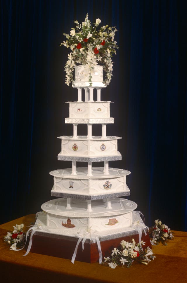 حراج قطعه ای از کیک عروسی شاهزاده انگلیس و همسرش