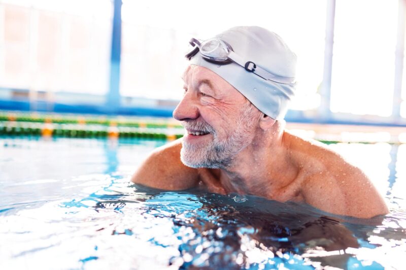 همانند دیگر روش های تمرینی هوازی، شنا کردن نیز روشی بسیار عالی برای تقویت عضلات و سوزاندن چربی و در نتیجه تناسب اندام است.