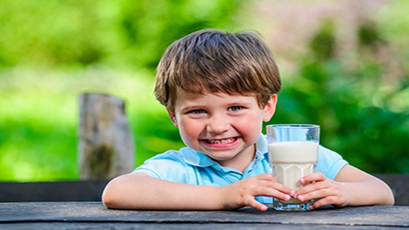 مضرات مصرف بیش از حد شیر در کودکان/ میزان موردنیاز+ جدول