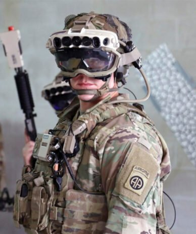 سربازان آمریکایی هنگام استفاده از هدست هولولنز مایکروسافت، دچار حالت تهوع می‌شوند