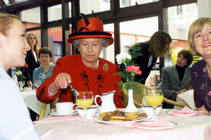 قوانین عجیب خانواده سلطنتی انگلیس در غذا خوردن