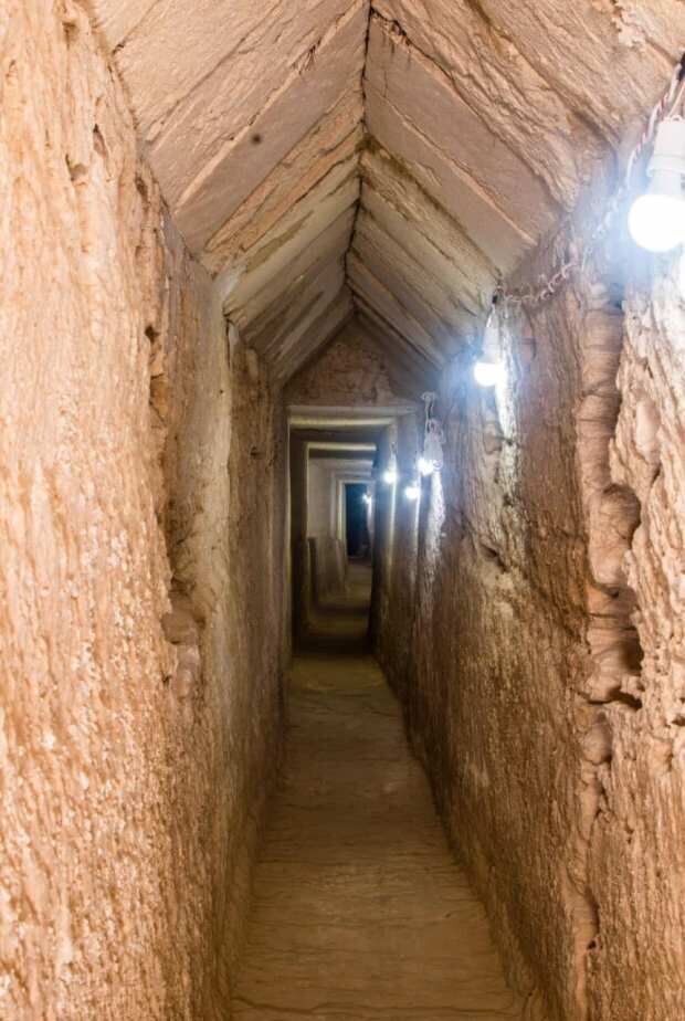 کشف ۲ شی مرموز در تونلی زیر معبد باستانی مصری 