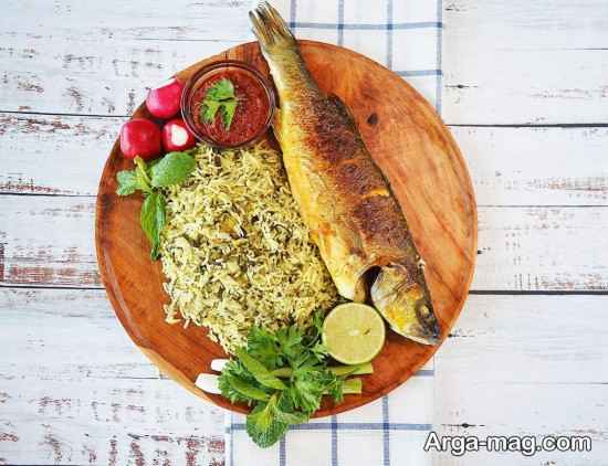 تزئین سبزی پلو ماهی در سینی سرو