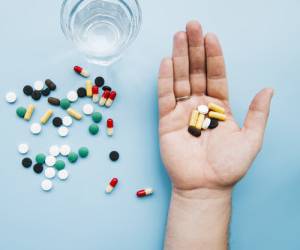 چطور متوجه مصرف بیش از حد دارو در فرد شویم ؟ + علائم