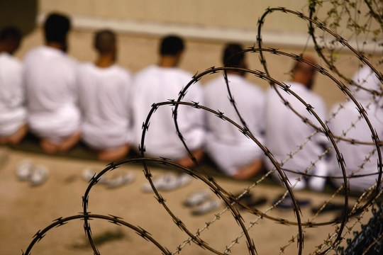 مجموعه زندان واقع در خلیج گوانتانامو (Guantánamo)، ایستگاه دریایی ساخته شده در خاک کوبا که پس از حملات یازده سپتامبر به محلی برای زندانی کردن و بازجویی از تروریست های دستگیر شده تبدیل شد 