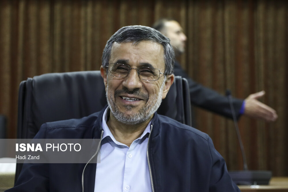 باز هم خنده های احمدی نژاد در جلسه مجمع تشخیص مصلحت! + عکس