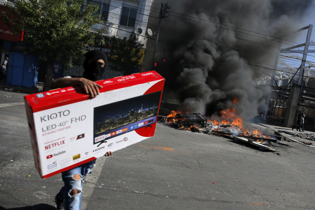 غارت فروشگاه ها توسط معتر‌ضان در شیلی + عکس
