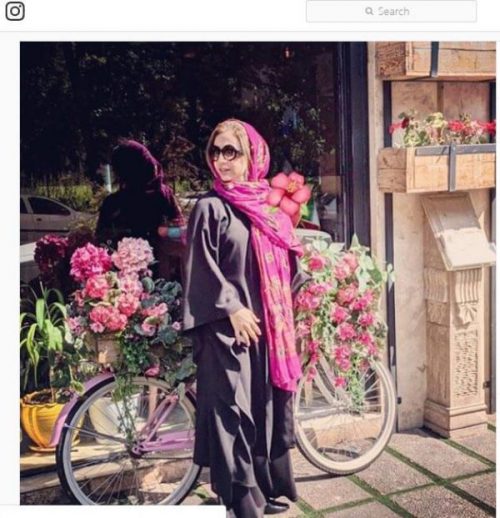 شبنم قلی خانی در این عکس که او را در کنار گل های رنگارنگ مشاهده می کنیم