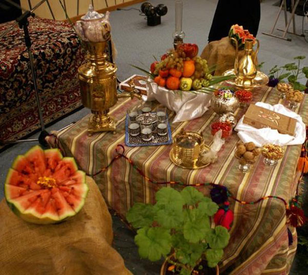 تزیین میز شب یلدا به شکل سنتی و زیبا