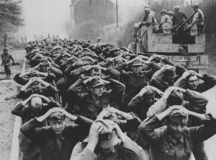 جنگ جهانی دوم چرا و چگونه شروع شد؟ بدون شک علت شروع جنگ جهانی دوم را باید در جنگ جهانی اول و اتفاقات پس از پایان آن جستجو کرد. 