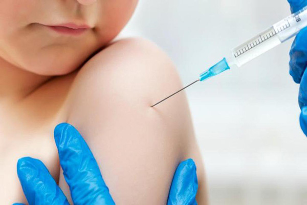 همه چیز در مورد واکسن ۱۸ ماهگی؛ زمان تزریق، عوارض و مراقبت های لازم