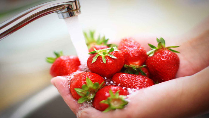 شستن توت فرنگی به روش اصولی در دوران کرونا