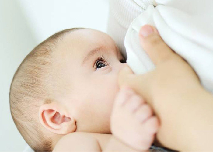 علت زیاد شیر خوردن نوزاد چیست و آیا نگران کننده است؟
