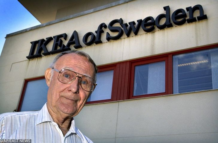 اینگوار کامپراد موسس کمپانی IKEA در خانواده ای به شدت فقیر در شهری کوچک در سوئد به دنیا آمد و در کودکی برای کمک به خانواده کبریت می فروخت.