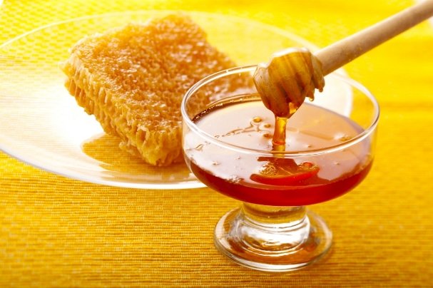 عسل را در شیر حل کنیم یا آب جوش
