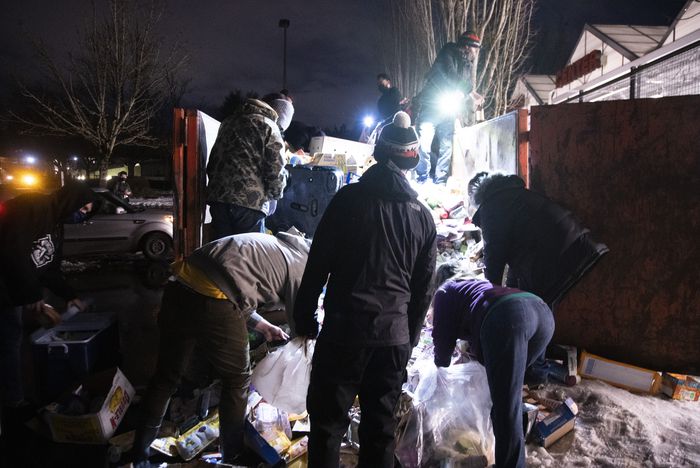 هجوم مردم به غذاهای دور ریخته شده فروشگاه ها در آمریکا + عکس