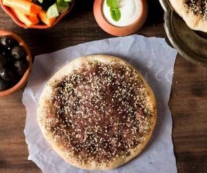 طرز تهیه نان زعتر خانگی خوشمزه و پف دار به روش لبنانی