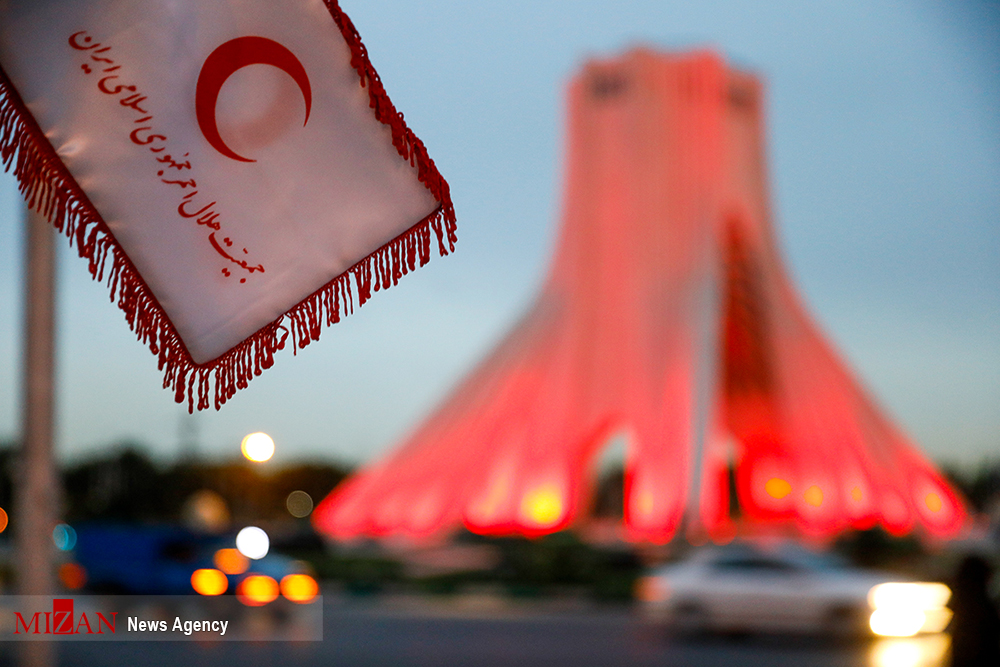 برج آزادی به رنگ سرخ درآمد + عکس