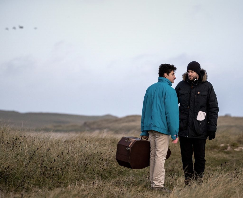 نقد و معرفی فیلم Limbo ؛ فیلمی تکان‌دهنده که تجربه واقعی پناهندگی را به تصویر می‌کشد