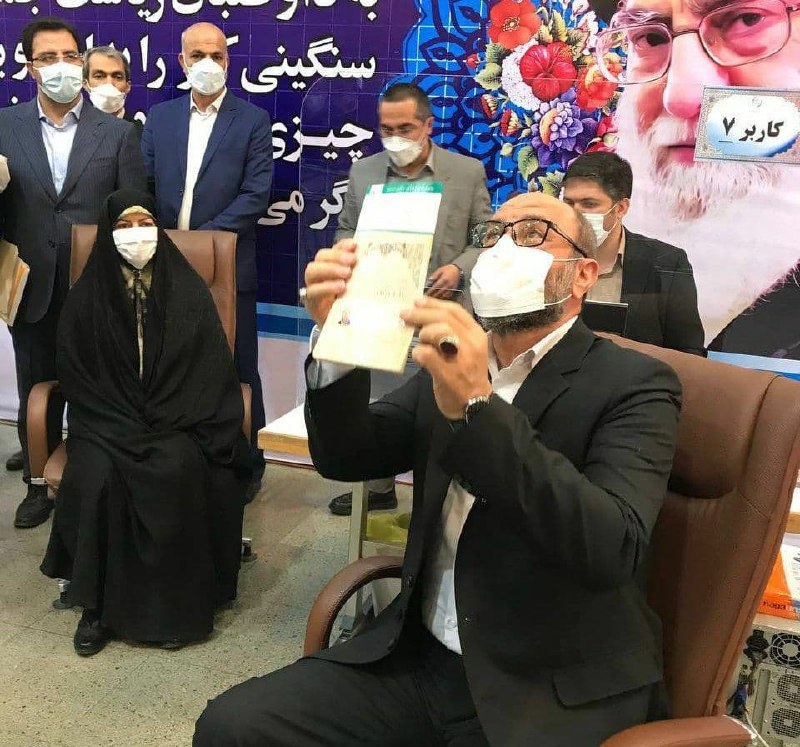 همراهی همسر وزیر سابق دفاع هنگام ثبت نام در انتخابات + عکس