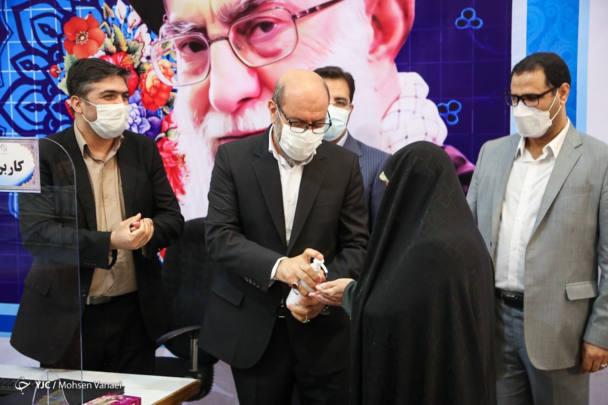 همراهی همسر وزیر سابق دفاع هنگام ثبت نام در انتخابات + عکس