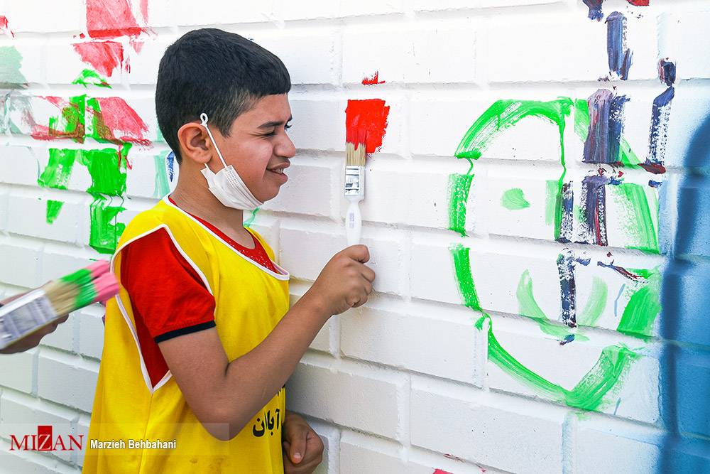 رنگ آمیزی و نقاشی دیوار توسط کودکان اوتیسم در آبادان + عکس