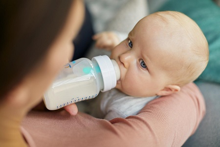 در دست گرفتن شیشه شیر توسط نوزاد در 7 ماهگی , راهکارهای گرفتن شیشه شیر توسط نوزاد