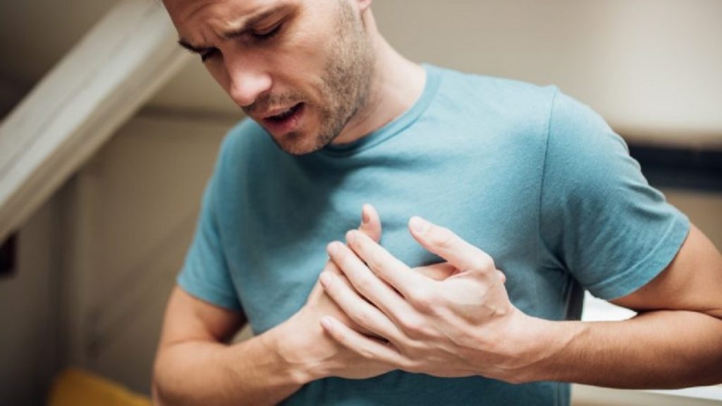 ۳ نشانه که به شما می‌گویند درد سینه‌تان به خاطر حمله قلبی نیست