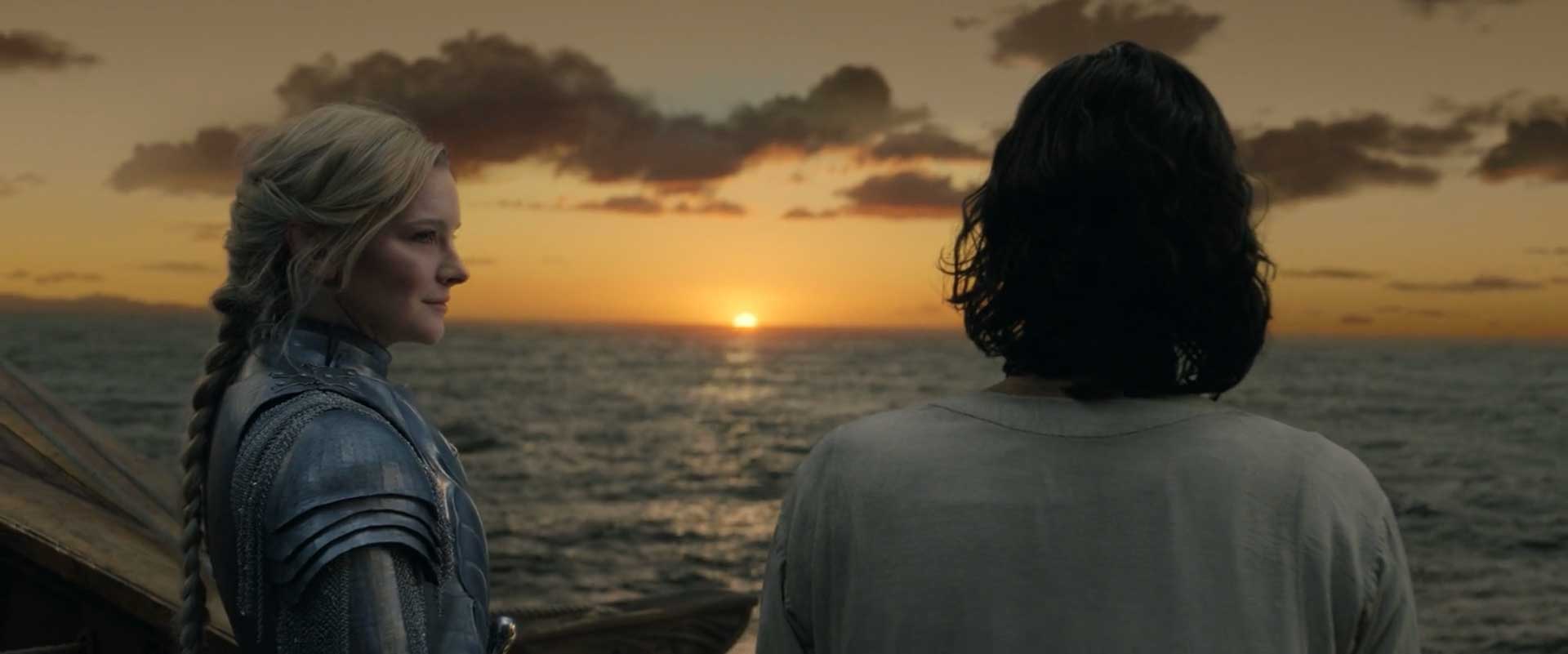 لبخند گالادریل به ایسیلدور روی کشتی در برابر خورشید طی بخش آغازین قسمت ۶ فصل ۱ سریال The Rings of Power (حلقه های قدرت)