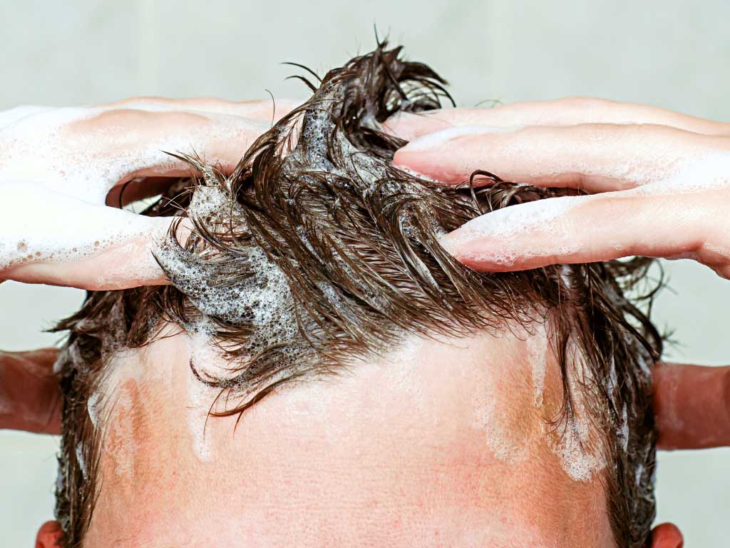شستشوی موی آقایان باید با دفعات کمتری در هفته صورت گیرد.