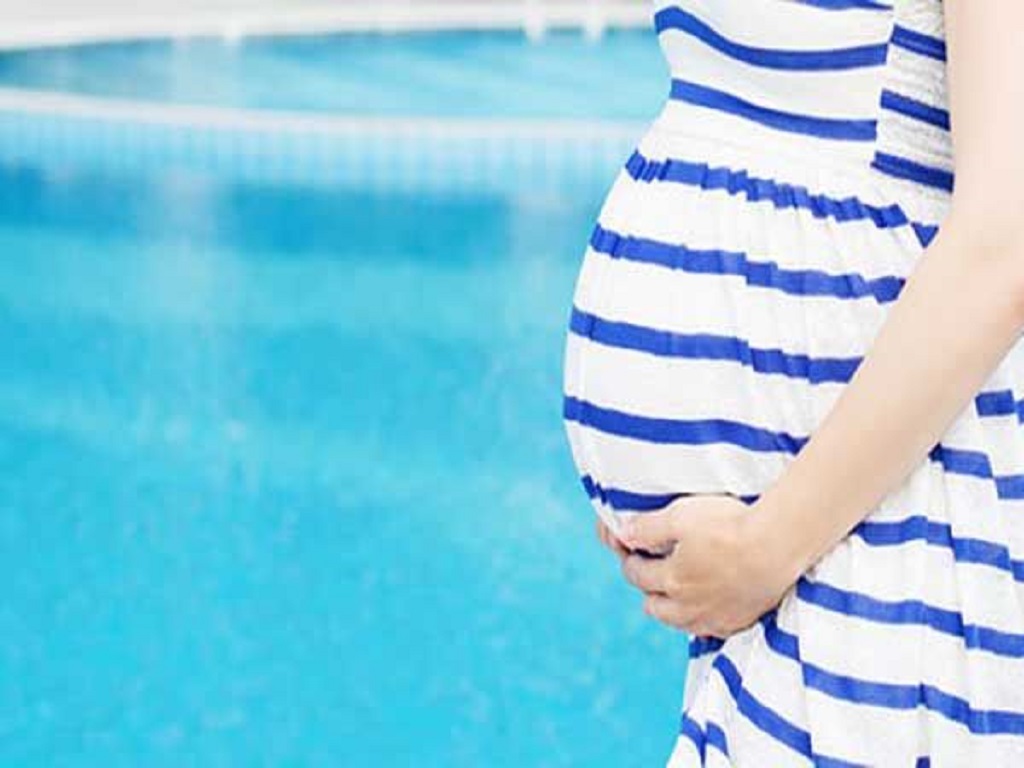به خاطر کشسانی بالا، با پوشیدن این مایو زنان باردار به راحتی می‌توانند شنا کنند.